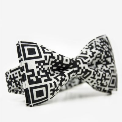 Mucha męska biało czarna w QR kod
